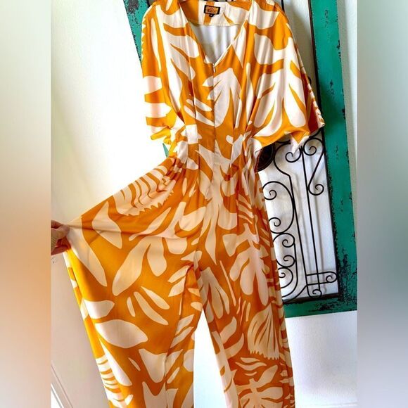 Love Highlight upscale jumpsuit. Palm print this is a summer vacay dream! Sz M. - Picture 3 of 11